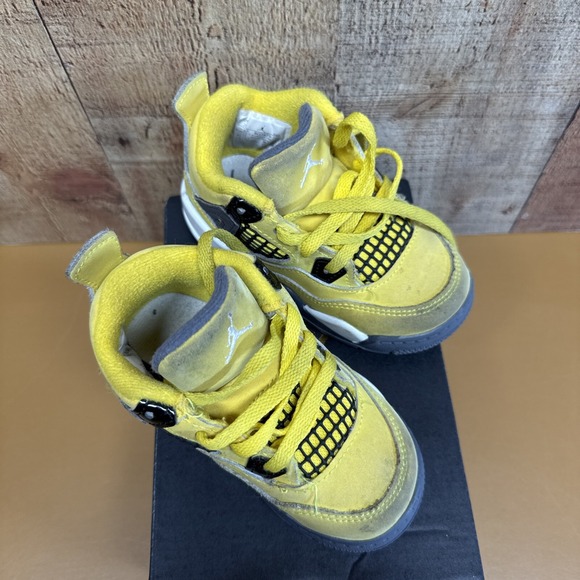 Nike Air Jordan Retro 4 Boys Size 7C Yellow Athletic Shoes Sneakers BQ7670-700 - Picture 2 of 13